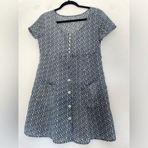 beautiful beach dress with adjustable waist.🌊It’s missing one button.